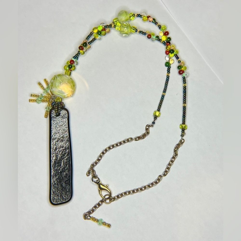 Glass bead necklace lime + w/black pendant - Picture 10 of 10